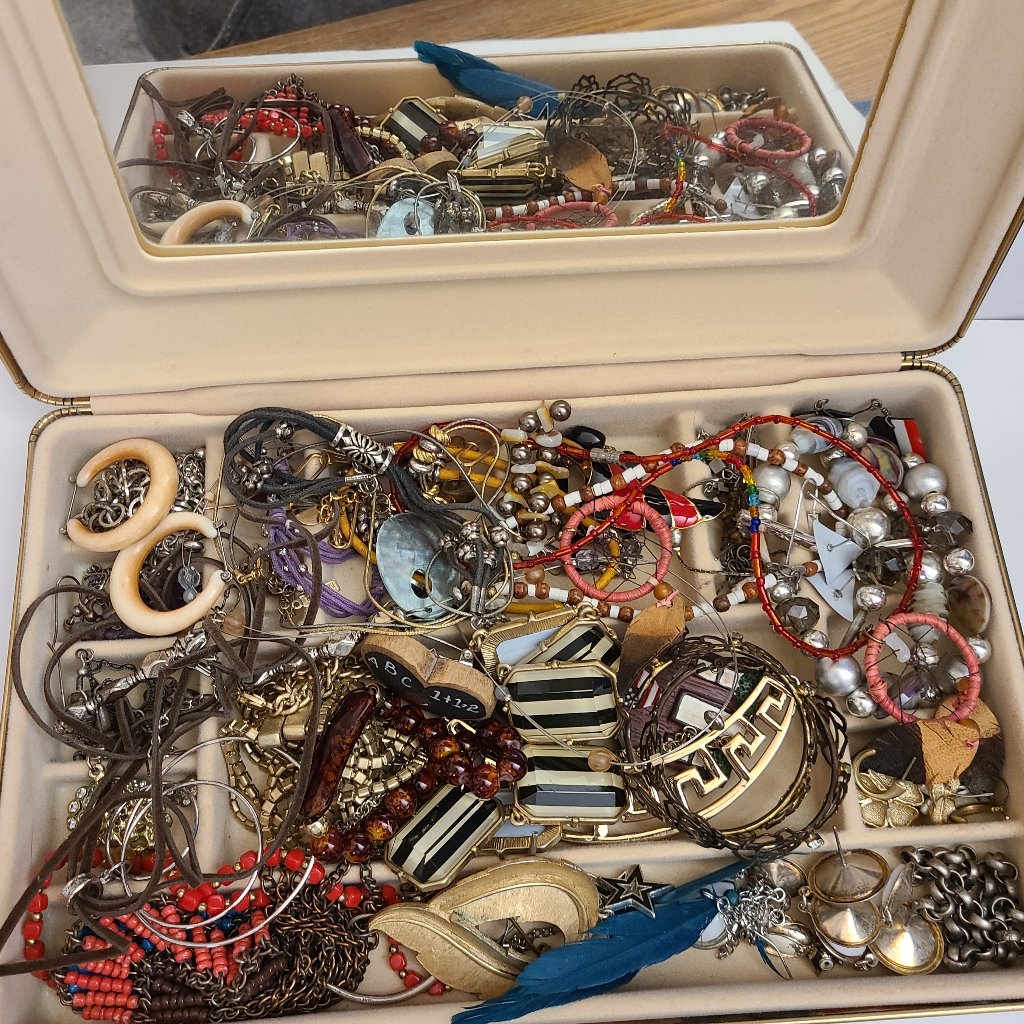 Vintage Travel Jewelry Box With Jewelry